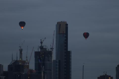 Heißluftballons über Melbourne