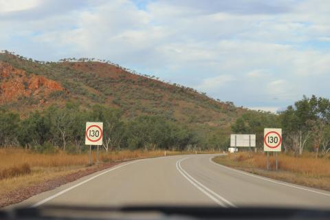 Hier darf man sogar 130 km/h fahren, leider sind die Straßen viel zu holperig und kurvig dafür.